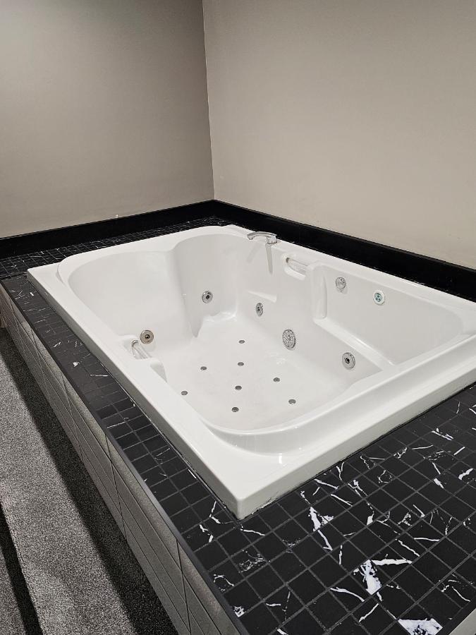 Western Budget Motel #1 Leduc/Nisku エクステリア 写真
